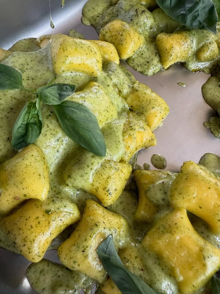 🍋 BUON WEEKEND CON LA CUCINA ITALIANA. 🍋
☀️Dit is ons laatste weekend voor de vakantie.☀️

1. Ravioli Aubergine&Scarmorza met paprika en guanciale 🫑 
2. Gnocchi Ripieni al Pesto, de gnocchi is gevuld met pesto
3. Tortellini Porcini 
4. Cannelloni gehakt 
5. Spezzatino, stoofvlees 
6. Lasagne Bolognese 
7. Pasta Bolognese 
8. Arancini

Huisgemaakte desserts: 
Tiramisu
Torta Della Nonna 

Naast de weekend gerechten hebben wij nog een kaart vol heerlijke pizza’s en pasta’s. Bij de weekend gerechten; op is op!

Wil je bestellen? Bel; 0306628288

Liefs, Da Francesca