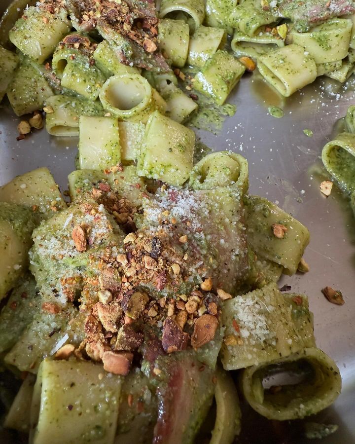 🍋BUON WEEKEND CON LA CUCINA ITALIANA.🍋

1. Calamarata met pesto van pistachenoten en pancetta 😍
2. Parmiggiana alla Melanzane, vegetarische lasagne van aubergine. Aanrader!!
3.Tortellini Porcini met paddenstoelen en champignons
4. Ravioli met salciccia en aubergine
5. Cannelloni met gehakt
6. Spezzatino, gestoofd rundvlees met aardappels afgeblust met witte wijn
7. Pasta Romana, dit is een speciale saus met rundvlees in de witte wijn. Heeeeél lekker 🥰

Huisgemaakte desserts:
Tiramisu 
Torta Limone 🍋
Torta Pere e Ricotta 

Naast de weekend gerechten hebben wij nog een kaart vol heerlijke pizza’s en pasta’s. Bij de weekend gerechten; op is op!

Wil je bestellen? Bel; 0306628288

Liefs, Da Francesca 🍋