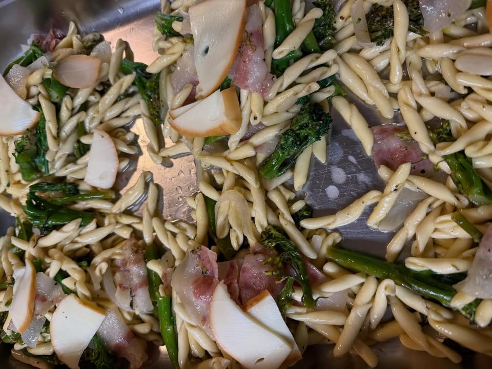 🍋 BUON WEEKEND CON LA CUCINA ITALIANA. 🍋

1. Trofie met guanciale, bimi en scarmorza 😍
2. Tortellini Porcini
3. Rigatoni met grote en kleine garnalen en asperges 
4. Cannelloni gehakt 
5. Lasagne Bolognese
6. Spezzatino, gestoofd rundvlees met aardappels
7. Polpette
8. Melanzane

Huisgemaakte desserts: 
Tiramisu 
Torta Della Nonna 

Naast de weekend gerechten hebben wij nog een kaart vol heerlijke pizza’s en pasta’s. Bij de weekend gerechten; op is op!

Wil je bestellen? Bel; 0306628288

Liefs, Da Francesca