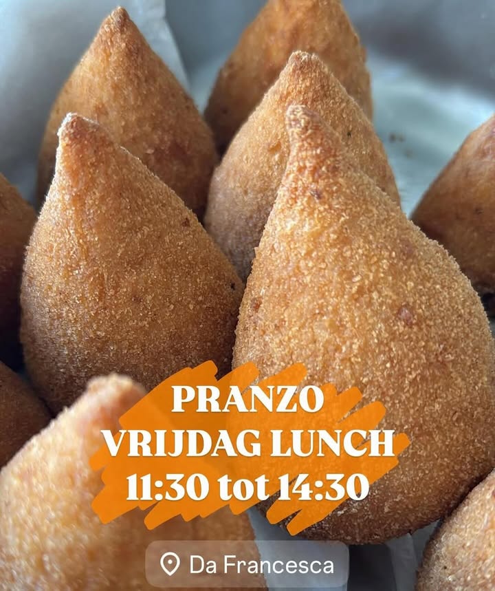 Wij hebben vandaag bij de lunch naast de heerlijke Italiaanse broodjes ook arancini en mini calzones. 😍