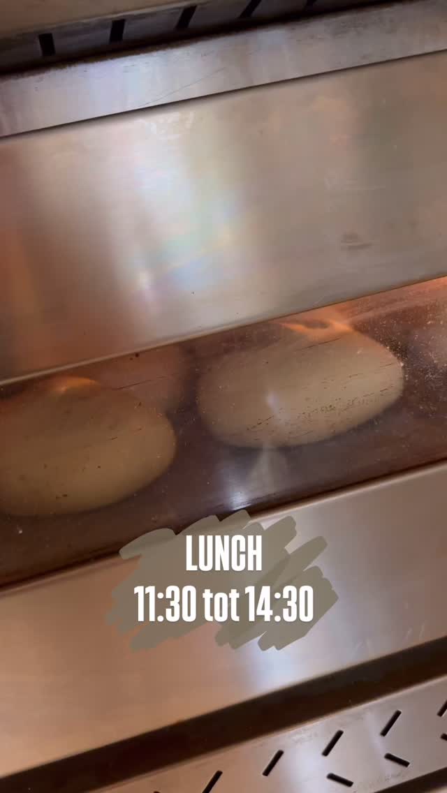 Tijd voor de lekkerste broodjes! 🍕✨
Heb je nog zin in een lekker broodje, kom dan vandaag nog langs want dit is onze laatste lunch voor dat wij een korte pauze nemen. Wij zijn twee weken gesloten om weer helemaal op te laden voor een mooie, drukke zomer die eraan komt!
Daarna staan we weer fris, energiek en met nóg meer zin voor jullie klaar🔥