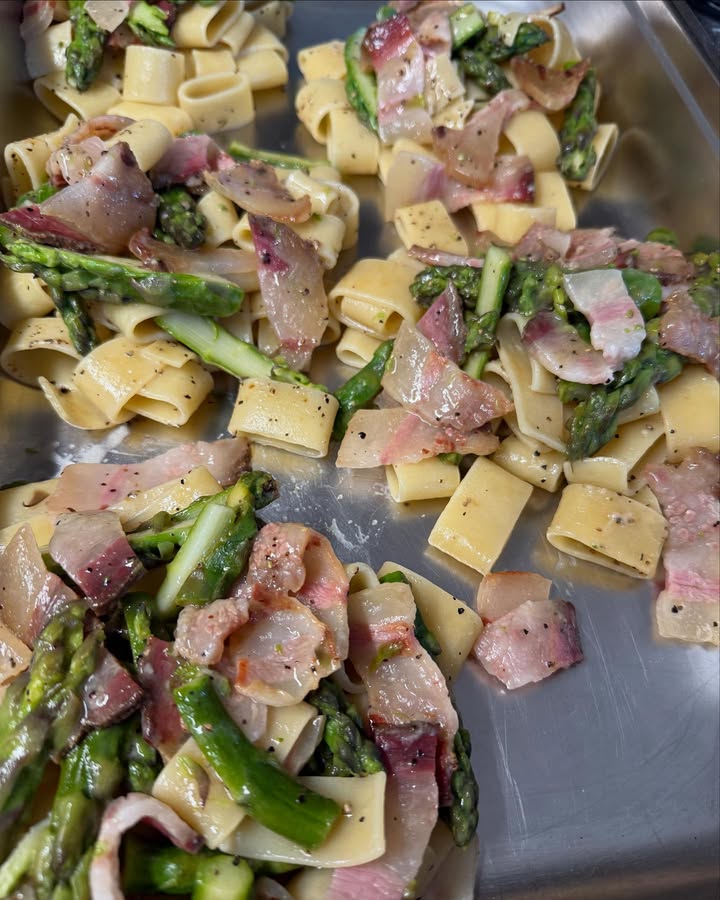 🍋 BUON WEEKEND CON LA CUCINA ITALIANA. 🍋 

1. Calamarata met Asparaci e Guanciale
2. Ravioli Amalfi gevuld met kreeft met daarbij garnalen, grote garnalen en courgette 
3. Salade di Riso met rijst, tonijn, rode ui, kappertjes en gekleurde cherrytomaatjes 
4. Cannelloni gehakt 
5.   Tortellini Porcini met paddenstoelen en champignons
6. Verse groente uit de oven 

Huisgemaakte desserts: 
Tiramisu
Torta Limone 🍋 
Cannoli Siciliani Pistacchio

Naast de weekend gerechten hebben wij nog een kaart vol heerlijke pizza’s en pasta’s. Bij de weekend gerechten; op is op!

Wil je bestellen? Bel; 0306628288

Liefs, Da Francesca