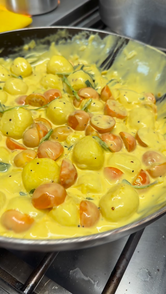 🍋 BUON WEEKEND CON LA CUCINA ITALIANA. 🍋

1. Gnocchi Formaggi met saffraansaus😍
2. Tortellini Porcini
3. Ravioli Salsiccia en aubergine
4. Cannelloni gehakt 
5. Lasagne Bolognese
6. Spezzatino, gestoofd rundvlees met aardappels
7. Pasta Bolognese
8. Melanzane, aubergine uit de oven met gesmolten mozzarella 

Huisgemaakte desserts: 
Tiramisu 
Torta Della Nonna 

🤩🤩 Nieuw Dessert; Cheesecake met Bramen 🤩🤩

Naast de weekend gerechten hebben wij nog een kaart vol heerlijke pizza’s en pasta’s. Bij de weekend gerechten; op is op!

Wil je bestellen? Bel; 0306628288

Liefs, Da Francesca