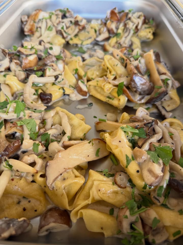 🍋 BUON WEEKEND CON LA CUCINA ITALIANA. 🍋

1. Pasta Romana met rundvlees en een beetje pikant
2. Tortellini Porcini
3. Pasta Bolognese
4. Cannelloni gehakt 
5. Lasagne Bolognese
6. Gnocchi Formaggi met saffraansaus en salie  
7. Polpette
8. Spezzatino, stoofvlees 

Huisgemaakte desserts: 
Tiramisu 
Torta limone 

Naast de weekend gerechten hebben wij nog een kaart vol heerlijke pizza’s en pasta’s. Bij de weekend gerechten; op is op!

Wil je bestellen? Bel; 0306628288

Liefs, Da Francesca