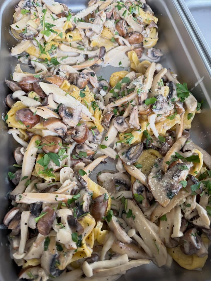 🍋 BUON WEEKEND CON LA CUCINA ITALIANA. 🍋

1. Tortellini Porcini
2. Lasagne Bolognese
3. Gnocchi al Pesto gevuld met ricotta kaas
4. Cannelloni gehakt 
5. Osso Buco met saffraan rijst
6. Polpette los of met pasta 
7. Arancini

Huisgemaakte desserts: 
Tiramisu 
Torta limone 
Torta Cioccolato 😍😍😍

Naast de weekend gerechten hebben wij nog een kaart vol heerlijke pizza’s en pasta’s. Bij de weekend gerechten; op is op!

Wil je bestellen? Bel; 0306628288

Liefs, Da Francesca