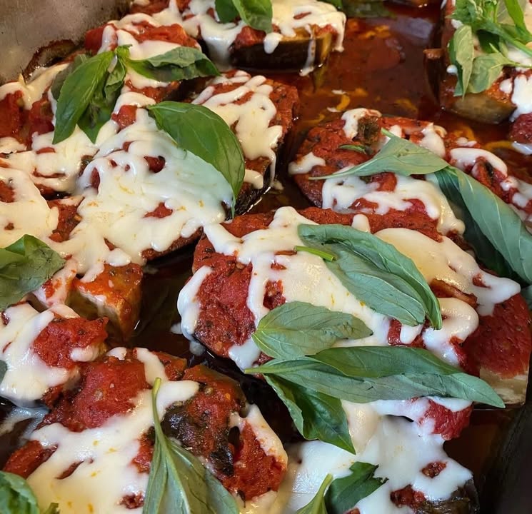 ❤️ BUON WEEKEND ❤️

1. Tortellini Porcini
2. Pasta Carciofi&Guanciale
3. Osso Buco met rijst 
4. Cannelloni gehakt 
5. Lasagna Bolognese
6. Polpette los of met pasta 
7. Melzanze, aubergine uit de oven 

Huisgemaakte desserts: 
Tiramisu 
Torta Della Nonna
Torta Cioccolato

Naast de weekend gerechten hebben wij nog een kaart vol heerlijke pizza’s en pasta’s. Bij de weekend gerechten; op is op!
 
Wil je bestellen? Bel; 0306628288

Liefs, Da Francesca 🥰