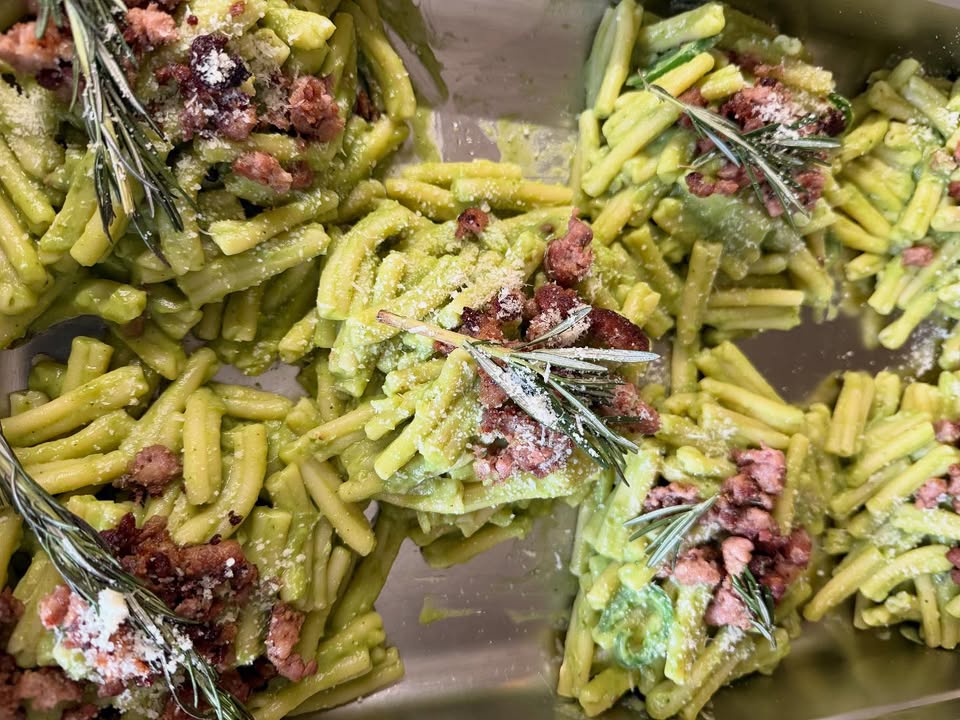 🍋 BUON WEEKEND CON LA CUCINA ITALIANA. 🍋

1.  Casarecce met crème van broccoli en salsiccia
2. Tortellini Porcini
3. Gnocchi met aubergine en mozzarella 
4. Cannelloni gehakt 
5. Osso Buco met pasta 
6. Spezzatino, gestoofd rundvlees met aardappels
7. Arancini 

Huisgemaakte desserts: 
Tiramisu 
Torta Limone

Naast de weekend gerechten hebben wij nog een kaart vol heerlijke pizza’s en pasta’s. Bij de weekend gerechten; op is op!

Wil je bestellen? Bel; 0306628288

Liefs, Da Francesca