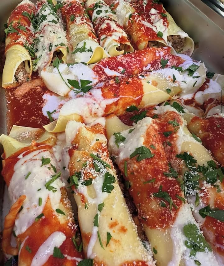 ☀️🍋 BUON WEEKEND CON LA CUCINA ITALIANA. 🍋☀️

1. Fusilli Lunghi Bucati met garnalen en courgette 
2. Gnocchi Ripieni al Pesto, de gnocchi is gevuld met pesto
3. Tortellini Porcini 
4. Cannelloni gehakt 
5. Spezzatino, stoofvlees 
6. Lasagne Bologness 
7. Pasta Bolognese 
8. Groente uit de oven 

Huisgemaakte desserts: 
Tiramisu
Torta Limone
Torta Pere e Ricotta

Naast de weekend gerechten hebben wij nog een kaart vol heerlijke pizza’s en pasta’s. Bij de weekend gerechten; op is op!

Wil je bestellen? Bel; 0306628288

Liefs, Da Francesca