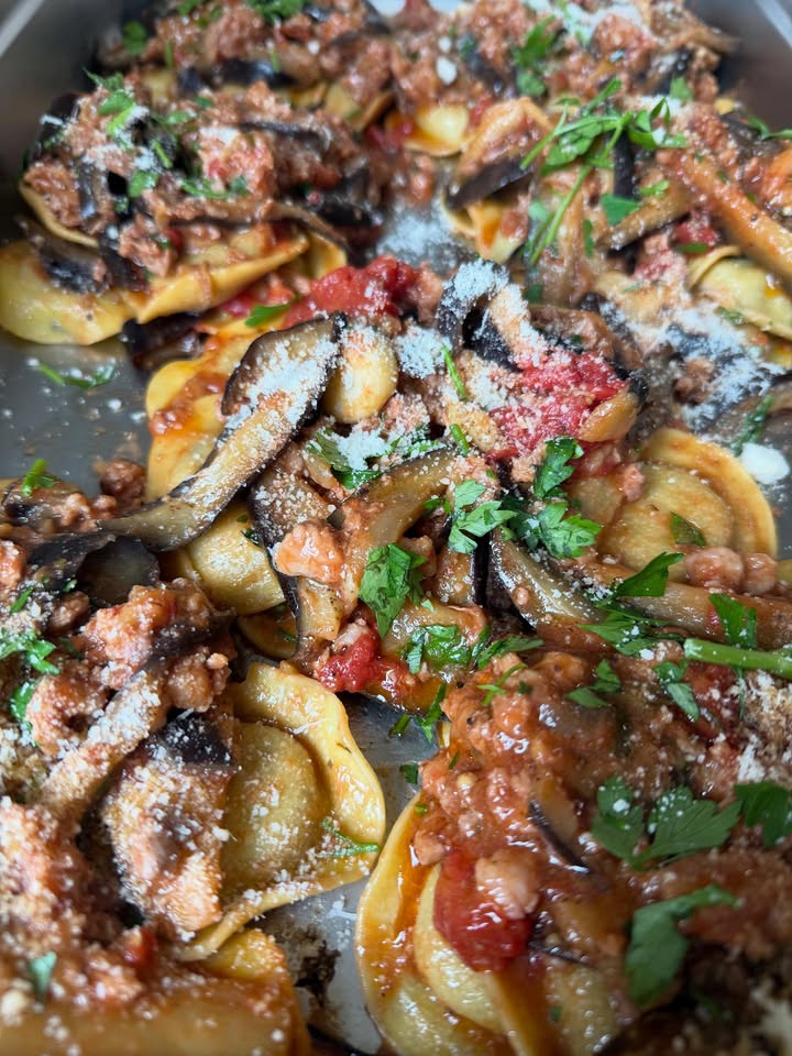 🍋 BUON WEEKEND CON LA CUCINA ITALIANA. 🍋

1.  Ravioli Salsiccia en aubergine 
2. Tortellini Porcini
3. Gnocchi gevuld met kaas in een saffraansaus met dille 
4. Cannelloni gehakt 
5. Grote garnalen met olijven, paprika en cherrytomaatjes 
6. Spezzatino, gestoofd rundvlees met aardappels
7. Groente uit de oven

Huisgemaakte desserts: 
Tiramisu 
Torta Della Nonna 
Torta Pere e Ricotta 

Naast de weekend gerechten hebben wij nog een kaart vol heerlijke pizza’s en pasta’s. Bij de weekend gerechten; op is op!

Wil je bestellen? Bel; 0306628288

Liefs, Da Francesca