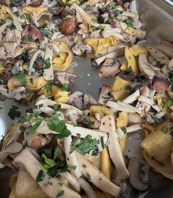 🍋 BUON WEEKEND CON LA CUCINA ITALIANA. 🍋

1. Gnocchi Formaggi met saffraansaus😍
2. Tortellini Porcini
3. Pappardelle Bolognese
4. Cannelloni gehakt 
5. Lasagne Bolognese
6. Spezzatino, gestoofd rundvlees met aardappels
7. Polpette
8. Gnocchi met aubergine 

Huisgemaakte desserts: 
Tiramisu 
Torta Della Nonna 

🤩🤩 Nieuw Dessert; Cheesecake met Bramen 🤩🤩

Naast de weekend gerechten hebben wij nog een kaart vol heerlijke pizza’s en pasta’s. Bij de weekend gerechten; op is op!

Wil je bestellen? Bel; 0306628288

Liefs, Da Francesca