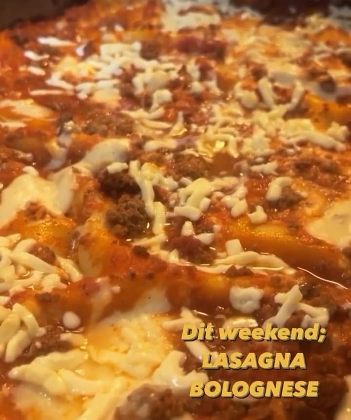 ☀️🍋 BUON WEEKEND CON LA CUCINA ITALIANA. 🍋☀️

1. Rigatoni met garnalen en bimi
2. Cannelloni met gehakt 
3. Lasagne Bolognese 
4.  Tortellini Porcini
5. Melanzane, aubergine uit de oven met gesmolten mozzarella 
6. Pasta Bolognese  
7. Ravioli Aubergine met guanciale en paprika 

Huisgemaakte desserts: 
Tiramisu
Torta Limone
Torta Pistacchio 
Cannoli Siciliani Pistacchio

Naast de weekend gerechten hebben wij nog een kaart vol heerlijke pizza’s en pasta’s. Bij de weekend gerechten; op is op!

Wil je bestellen? Bel; 0306628288

Liefs, Da Francesca