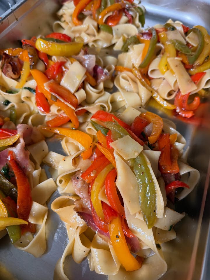 ☀️🍋 BUON WEEKEND CON LA CUCINA ITALIANA. 🍋☀️

1. Tagliatelle met paprika en guanciale 
2. Fragola Sarda (koude pasta salade)
3. Tortellini Porcini met paddenstoelen en champignons
4. Cannelloni gehakt 
5. Lasagne Bolognese
6. Spaghetti Bolognese 
7. Polpette 

Huisgemaakte desserts: 
Tiramisu
Torta Della Nonna 

Naast de weekend gerechten hebben wij nog een kaart vol heerlijke pizza’s en pasta’s. Bij de weekend gerechten; op is op!

Wil je bestellen? Bel; 0306628288

Liefs, Da Francesca
