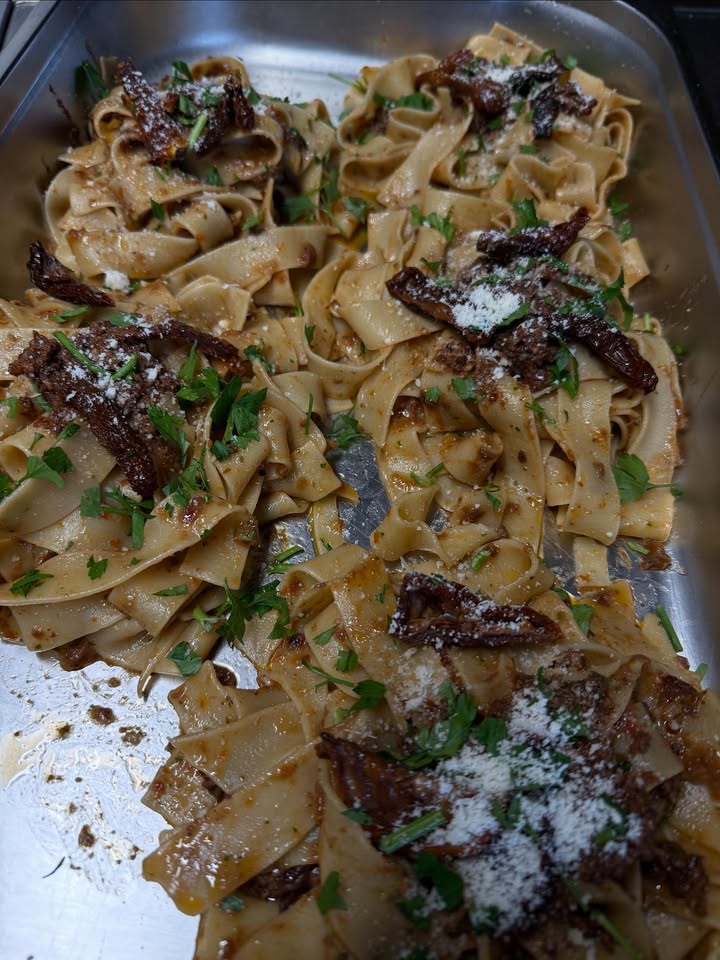 🍋 BUON WEEKEND CON LA CUCINA ITALIANA. 🍋

1.  Papardelle met pesto van zongedroogde tomaat, kappertjes, ansjovis en parmezaanse kaas 😍
2. Tortellini Porcini
3. Ravioli Salsiccia en aubergine
4. Cannelloni gehakt 
5. Grote garnalen met olijven, paprika en cherrytomaatjes 
6. Spezzatino, gestoofd rundvlees met aardappels
7. Groente uit de oven

Huisgemaakte desserts: 
Tiramisu 
Torta Della Nonna 
Torta Pere e Ricotta 

Naast de weekend gerechten hebben wij nog een kaart vol heerlijke pizza’s en pasta’s. Bij de weekend gerechten; op is op!

Wil je bestellen? Bel; 0306628288

Liefs, Da Francesca