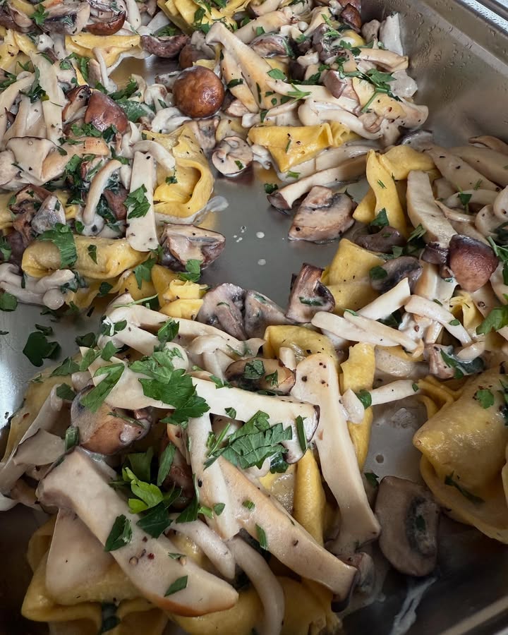 🍋 BUON WEEKEND CON LA CUCINA ITALIANA. 🍋 

1. Fusilli Puttanesca 🫒 
2.  Spaghetti Verdura met groente 
3. Tortellini Porcini met paddenstoelen en champignons
4. Cannelloni gehakt 
5. Ravioli gevuld met Melanzane & Scarmorza met in de saus paprika en guanciale (spek) 
6. Melanzane

Huisgemaakte desserts: 
Tiramisu
Torta Limone
Panna Cotta met frambozen 

Naast de weekend gerechten hebben wij nog een kaart vol heerlijke pizza’s en pasta’s. Bij de weekend gerechten; op is op!

Wil je bestellen? Bel; 0306628288

Liefs, Da Francesca