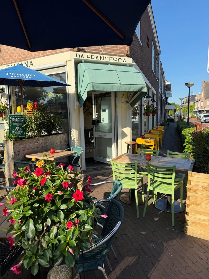 Ons terras is klaar voor dit heerlijke zonnige weekend ☀️🍕🍹💛