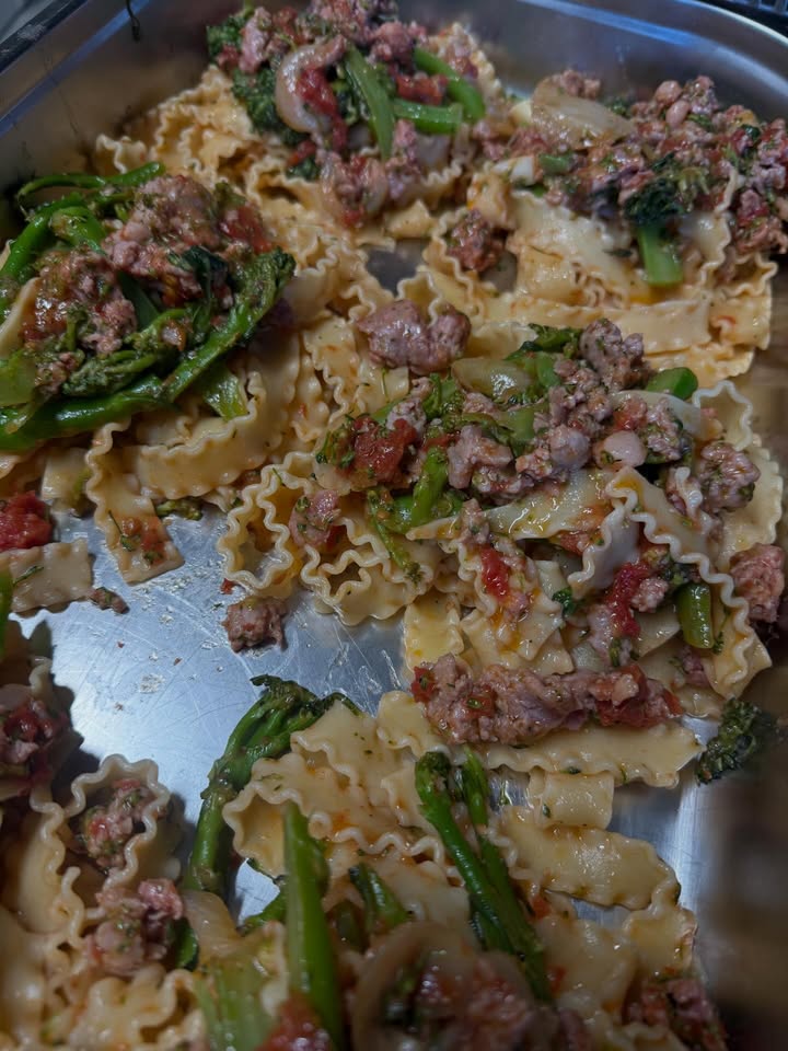 🍋 BUON WEEKEND CON LA CUCINA ITALIANA. 🍋

1. Mafaldine pasta met salciccia en bimi 😍
2. Tortellini Porcini
3. Rigatoni met grote en kleine garnalen en courgette 
4. Cannelloni gehakt 
5. Lasagne Bolognese
6. Spezzatino, gestoofd rundvlees met aardappels
7. Polpette
8. Gnocchi Formaggi met saffraansaus 

Huisgemaakte desserts: 
Tiramisu 
Torta limone 

Naast de weekend gerechten hebben wij nog een kaart vol heerlijke pizza’s en pasta’s. Bij de weekend gerechten; op is op!

Wil je bestellen? Bel; 0306628288

Liefs, Da Francesca