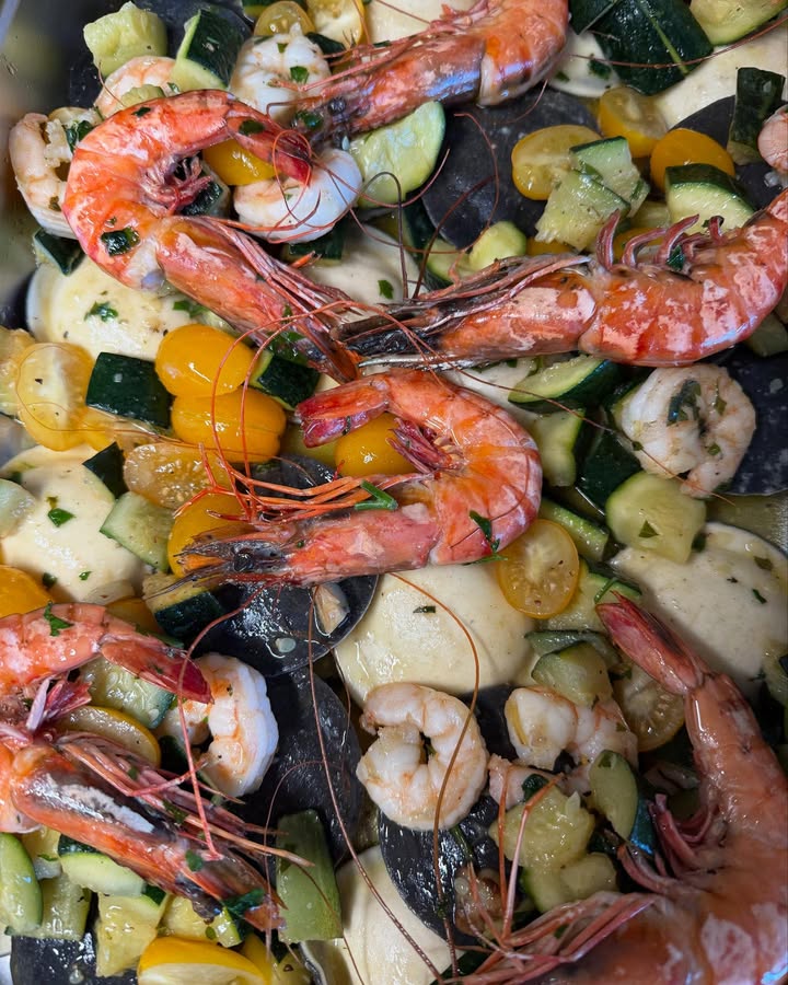 🍋 BUON WEEKEND CON LA CUCINA ITALIANA. 🍋 

1. Ravioli Amalfi gevuld met kreeft met daarbij garnalen, grote garnalen en courgette
2. Linguine met verse groente 
3. Tortellini Porcini met paddenstoelen en champignons
4. Cannelloni gehakt 
5. Verse groente uit de oven 

Huisgemaakte desserts: 
Tiramisu
Torta Limone 🍋 
Cannoli Siciliani Pistacchio

Naast de weekend gerechten hebben wij nog een kaart vol heerlijke pizza’s en pasta’s. Bij de weekend gerechten; op is op!

Wil je bestellen? Bel; 0306628288

Liefs, Da Francesca