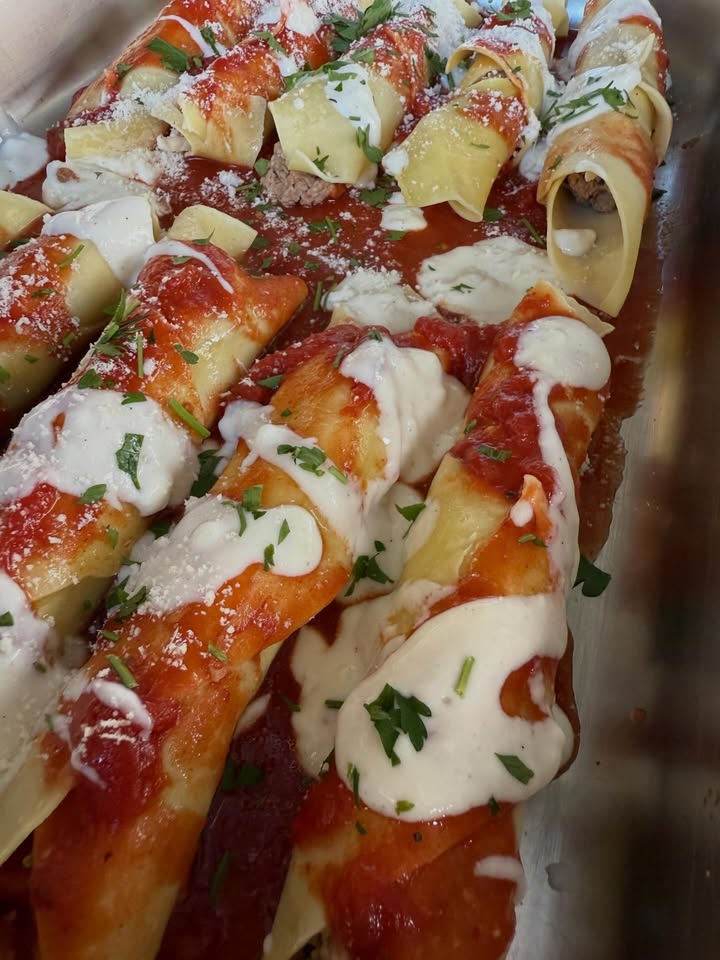 🍋 BUON WEEKEND CON LA CUCINA ITALIANA. 🍋

1. Fusilli Lunghi Bucati met salciccia en aubergine
2. Tortellini Porcini
3. Pasta Bolognese
4. Cannelloni gehakt 
5. Lasagne Bolognese
6. Osso Buco 
7. Polpette
8. Melanzane, aubergine uit de oven 

Huisgemaakte desserts: 
Tiramisu 
Torta limone 
Cannoli Siciliani Crema

Naast de weekend gerechten hebben wij nog een kaart vol heerlijke pizza’s en pasta’s. Bij de weekend gerechten; op is op!

Wil je bestellen? Bel; 0306628288

Liefs, Da Francesca