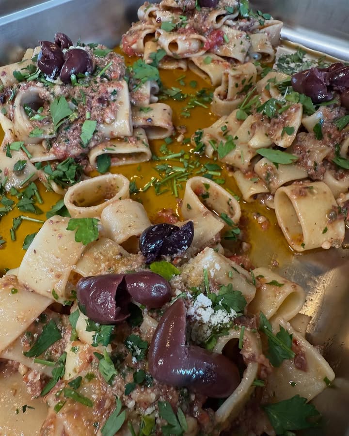 🍋 BUON WEEKEND CON LA CUCINA ITALIANA. 🍋 

1. Fusilli Puttanesca 🫒 
2. Pasta Romana met rundvlees  
3. Tortellini Porcini met paddenstoelen en champignons
4. Cannelloni gehakt 
5. Ravioli gevuld met Melanzane & Scarmorza met in de saus paprika en guanciale (spek) 
6. Spezzatino, gestoofd rundvlees met aardappels 

Huisgemaakte desserts: 
Tiramisu
Torta Della Nonna 🍋 

Naast de weekend gerechten hebben wij nog een kaart vol heerlijke pizza’s en pasta’s. Bij de weekend gerechten; op is op!

Wil je bestellen? Bel; 0306628288

Liefs, Da Francesca