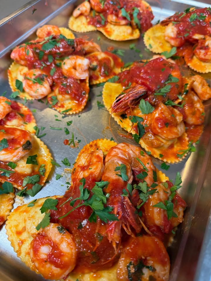 🍋 BUON WEEKEND CON LA CUCINA ITALIANA. 🍋 

1. Ravioloni Kreeft met garnalen
2.  Trofie pasta met courgette en guanciale 
3. Tortellini Porcini met paddenstoelen en champignons
4. Cannelloni gehakt 
5. Lasagne Bolognese
6. Spaghetti Bolognese 

Huisgemaakte desserts: 
Tiramisu
Torta Della Nonna 

Naast de weekend gerechten hebben wij nog een kaart vol heerlijke pizza’s en pasta’s. Bij de weekend gerechten; op is op!

Wil je bestellen? Bel; 0306628288

Liefs, Da Francesca