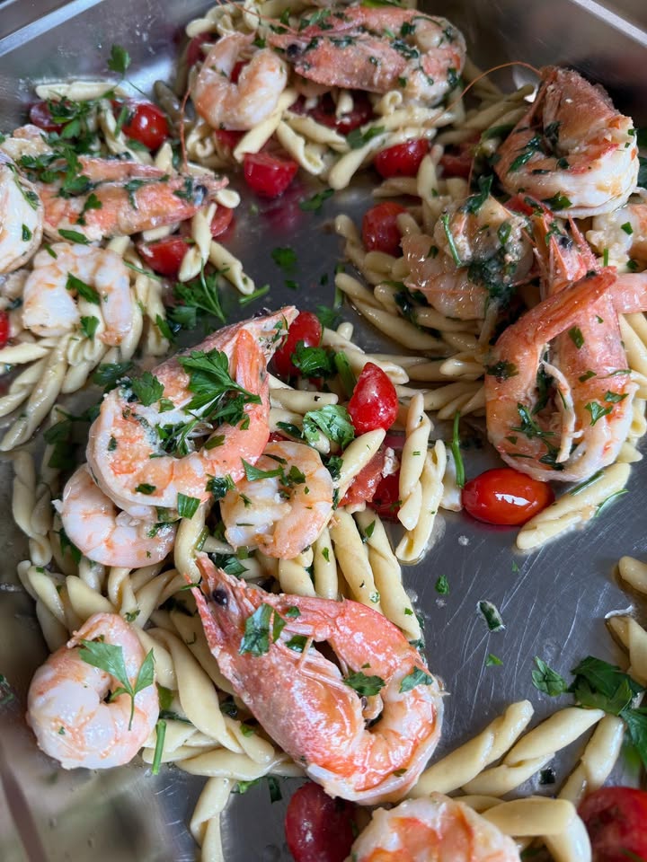 🍋 BUON WEEKEND CON LA CUCINA ITALIANA. 🍋

1.  Trofie met garnalen 
2. Tortellini Porcini
3. Rigatoni met aubergine en salsiccia 
4. Cannelloni gehakt 
5. Gnocchi Pesto
6. Garnalen met groente
7. Lasagne Bolognese
8. Pasta Bolognese  

Huisgemaakte desserts: 
Tiramisu
Torta pistacchio 
Torta Della Nonna  

Naast de weekend gerechten hebben wij nog een kaart vol heerlijke pizza’s en pasta’s. Bij de weekend gerechten; op is op!

Wil je bestellen? Bel; 0306628288

Liefs, Da Francesca