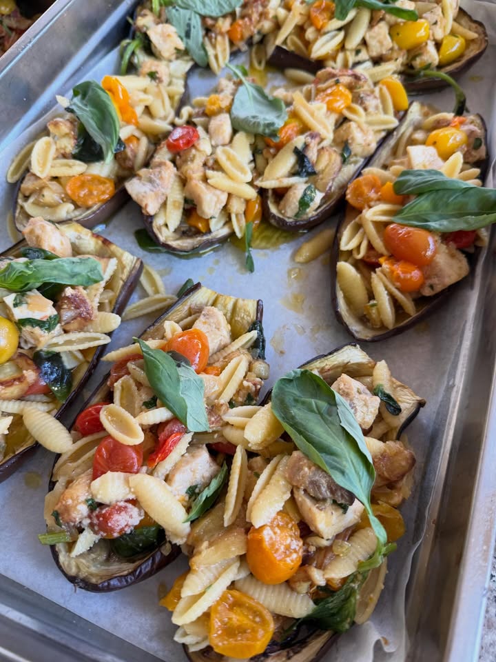 ❤️ BUON WEEKEND ❤️

1. Melanzane gevuld met zwaardvis, aubergine en pasta 🐟 
2. Tortellini met Ricotta en Limone 
3. Spezzatino, stoofvlees met aardappels
4. Cannelloni gehakt 
5. Spaghetti alla chitarra met artisjokken, olijven, kappertjes en cherrytomaatjes 
6. Polpette los of met pasta 
7. Tortelloni Porcini met paddenstoelen en champignons 
8. Gnocchi Formaggi met saffraansaus en salie 

Huisgemaakte desserts: 
Tiramisu 
Torta Limone
Torta Cioccolato
Cannoli Siciliani Crema 

Naast de weekend gerechten hebben wij nog een kaart vol heerlijke pizza’s en pasta’s. Bij de weekend gerechten; op is op!
 
Wil je bestellen? Bel; 0306628288 

🧡Met koningsdag zijn wij geopend🧡
Vier Koningsdag bij ons: begin je dag met koffie & Italiaanse broodjes en blijf hangen voor drankjes & lekker eten in de middag! 🦁🍹🍕

Liefs, da Francesca