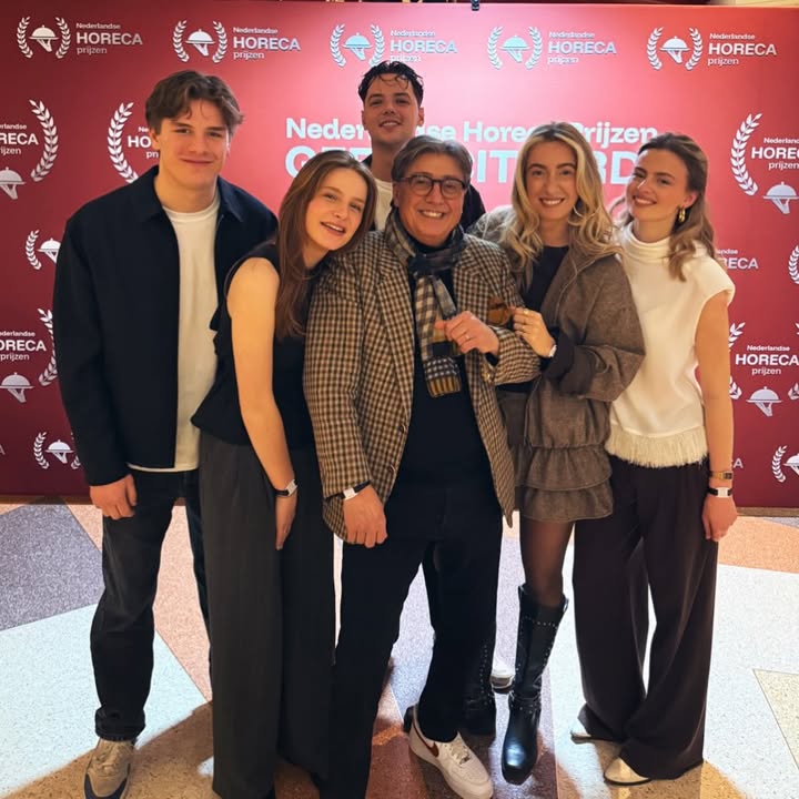 WE DOEN HET SAMEN 🥂✨

Deze prijs hebben we in januari samen verdiend. Samen voor gewerkt, samen naartoe geleefd en samen in ontvangst genomen.